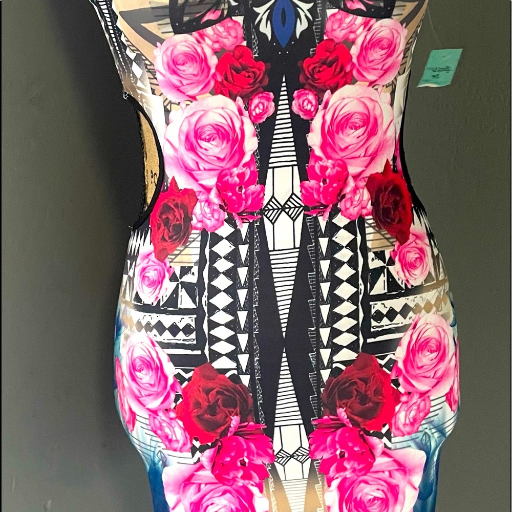 Mini chic dress open waist to showcase tattoos.